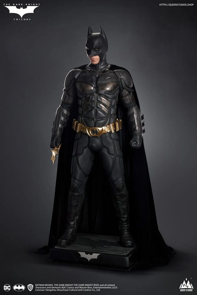QUEEN STUDIOS - Dc Comics - The Dark Knight Life-Size Statue Batman Ultimate Edition (With Batman Armory) - Image 9